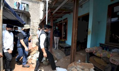 Gubernur Ridwan Kamil Salurkan Bantuan kepada Warga Bogor Terdampak Longsor
