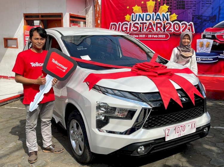 Tingkatkan Kinerja Outlet, Telkomsel Apresiasi Mobil Kepada Outlet di  Garut