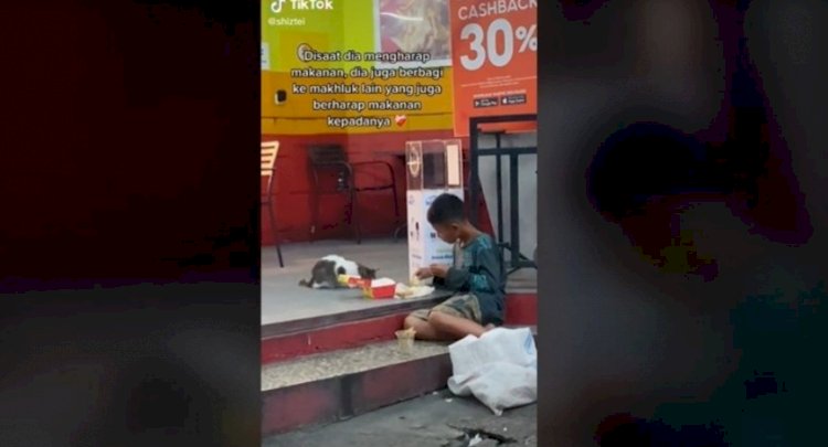 Bocah Pemulung Berbagi Makanan dengan Kucing Liar