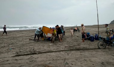 Kapal Ilham 01 Terbalik di Perairan Cianjur, Tim SAR Turun Tangan
