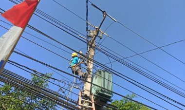 Ini Dia Jarak Aman antara Umbul-Umbul, Bendera, dan Lampu Hias deengan Tiang Listrik