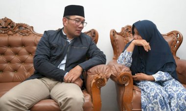 Ridwan Kamil Sambangi Keluarga Pelajar yang Hanyut di Sungai Bangek Padang