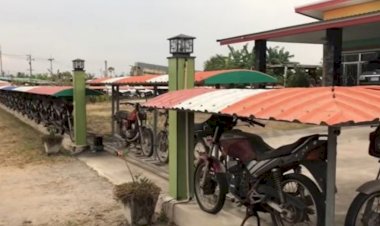Antimeanstream, Pagar Rumah Ini Terbuat dari Motor Lawas