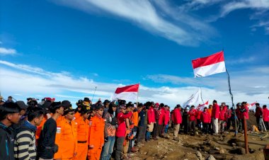 Basarnas Kantor SAR Bandung Rayakan Kemerdekaan di Puncak Tertinggi di Jawa Barat