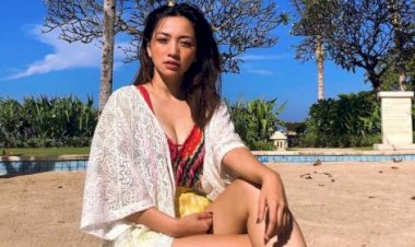 Foto Hesti di Pantai Bikin Salfok Netizen