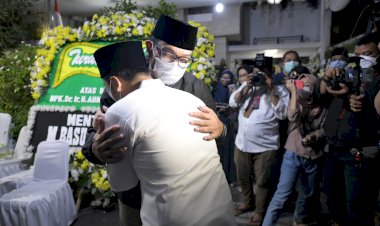 Ridwan Kamil Takziah ke Rumah Ayahanda Emil Dardak