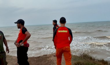 Tim Rescue Pos SAR Cirebon Cari Korban Tenggelam di Pantai Indramayu