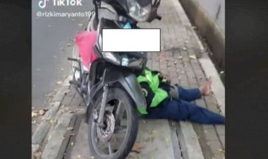 Ojol Tertidur di Trotoar, Motor Pun Dijadikan Bantal