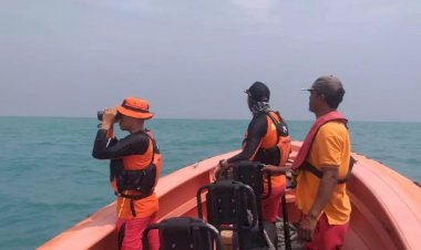 Perahu Terbalik di Perairan Laut Jawa