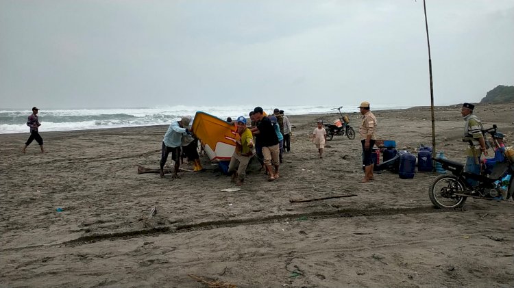 Kapal Ilham 01 Terbalik di Perairan Cianjur, Tim SAR Turun Tangan