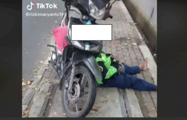 Ojol Tertidur di Trotoar, Motor Pun Dijadikan Bantal