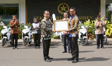 Dukung Transisi Energi Bersih, PLN Serahkan Sertifikat Energi Terbarukan untuk 5 Istana Kepresidenan
