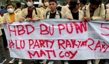 Puan Maharani Terima Kado BEM SI