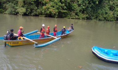 Pemancing Terseret Arus di Sungai Cikanyere Kab Tasikmalaya