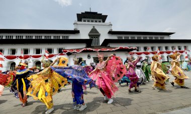 1.000 Penari Meriahkan Tadi Merak di Gedung Sate