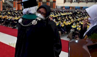 Kisah Haru Ibu Wakili Ambil Ijazah Anaknya Saat Wisuda