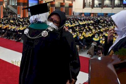 Kisah Haru Ibu Wakili Ambil Ijazah Anaknya Saat Wisuda