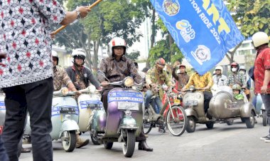 Wagub Jabar Naik Vespa Antik Pakai Batik