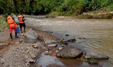 SAR Karawang Lakukan Pencarian Pemotor yang Terseret Banjir