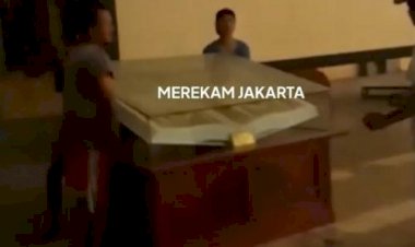 Tukang Bangunan Bertaruh Nyawa Selamatkan Alquran Raksasa dari Kobaran Api