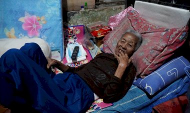 Tukang Bubur Rawat Nenek Lumpuh yang Hidup Sebatang Kara