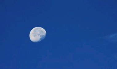 Bulan Terkadang Bisa Dilihat di Siang Hari, Kok Bisa?