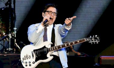 Vokalis Weezer Nyanyi Lagu Chrisye