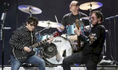 Vokalis Weezer Ucap Assalamualaikum di Panggung Soundrenaline 2022