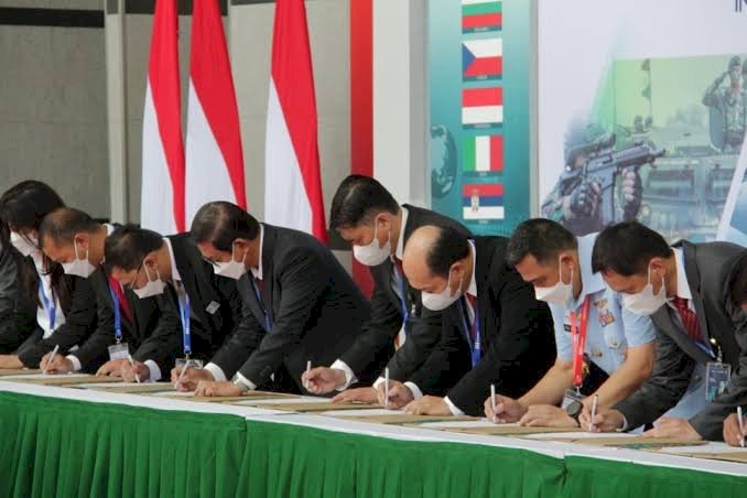 Kemenhan Teken Kontrak Pemesanan Pesawat CN235-220 PTDI