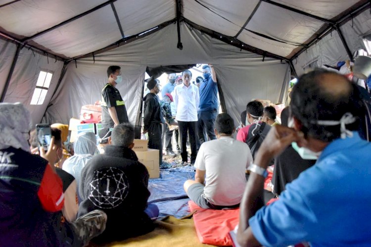 Jokowi Cek Langsung Stok Kebutuhan Dasar  Korban Gempa Cianjur