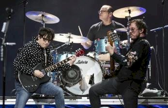 Vokalis Weezer Ucap Assalamualaikum di Panggung Soundrenaline 2022