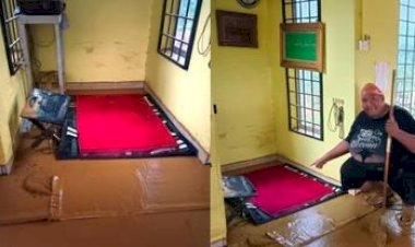 Tempat Salat Imam Ini Tetap Bersih Meski Seluruh Masjid Terendam Banjir