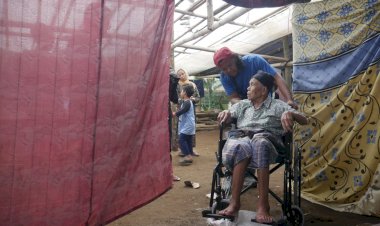 Bantuan Kursi Roda Bagi Kaum Disabilitas Korban Gempa Cianjur