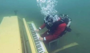 Pria Ini Main Piano di Bawah Air