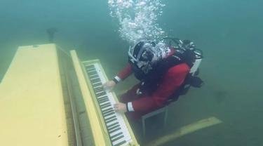 Pria Ini Main Piano di Bawah Air