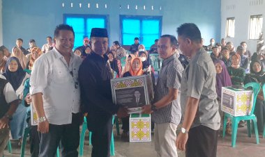 Lansia di Tasikmalaya Terima Bantuan Sembako