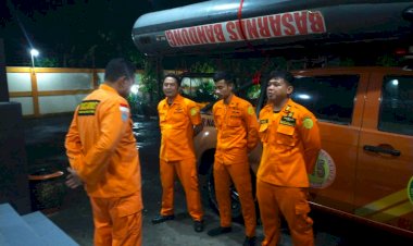 Tim SAR  Cari Awak Kapal KM Bahari Nusantara I Terjatuh di Perairan Karangsong Indramayu