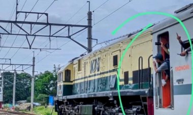 Viral, Foto Penumpang Buka Pintu Kereta demi Bisa Memotret Lokomotif Vintage