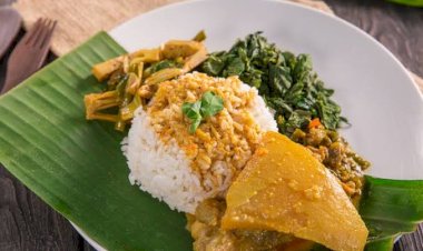 Alasan Porsi Nasi Padang Dibungkus Lebih Banyak Dibanding Makan di Tempat