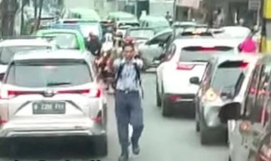Viral Siswa SMP Bantu Damkar Kena Macet  Tuai Pujian