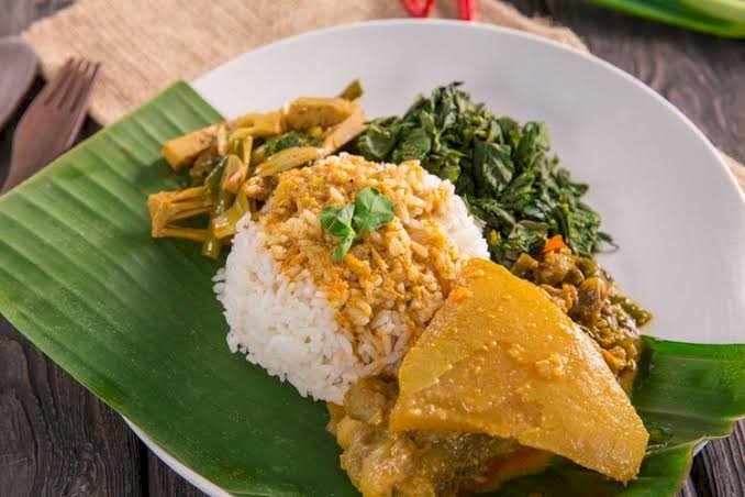 Alasan Porsi Nasi Padang Dibungkus Lebih Banyak Dibanding Makan di Tempat