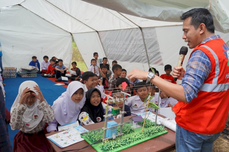 Siswa Korban Gempa Cianjur Terima Bantuan Pengajaran Gratis dari PLN