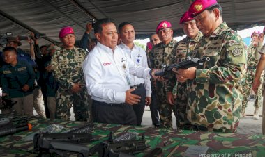 Menteri Pertahanan RI Menyerahkan Senjata Buatan Pindad Kepada Korps Marinir