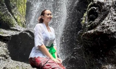 Aura Kasih Jalani Ritual di Bali