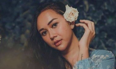 Disuruh Pindah Agama, Aura Kasih Auto Pamer Abis Solat Subuh!