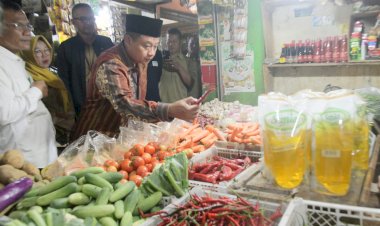 Wagub Jabar Cek Harga di Pasar Limbangan, Hasilnya...