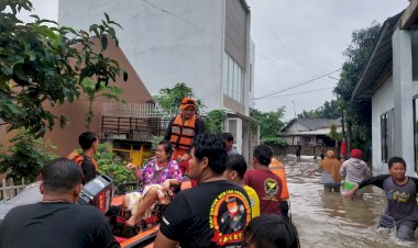 Tim SAR Karawang Evakuasi Warga Terdampak Banjir