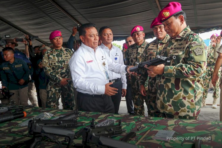 Menteri Pertahanan RI Menyerahkan Senjata Buatan Pindad Kepada Korps Marinir
