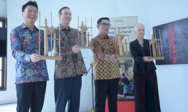 Suara Angklung Ridwan Kamil Kuatkan Hubungan Kerja Sama