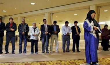 Perempuan Ini Pimpin Salat Jumat Usai Tafsir Ulang Al-Quran
